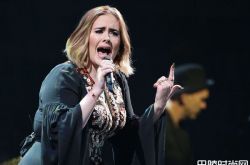 阿黛尔离婚结束8年感情 与前夫共同抚养7岁儿