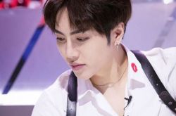 秦奋富二代吗？他家里是做什么的