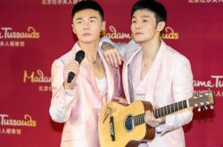 李荣浩帮蜡像揭幕 合照不荣艺组合CP