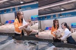 迪丽热巴现身菜市场 现场未P真图流出