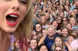 霉霉现身故乡蝴蝶壁画 为新单曲《ME!》宣传