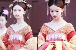 吴谨言唐装深V穿着大露锁骨肩膀