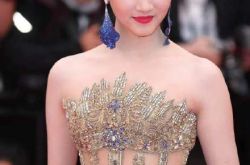 戛纳电影节关晓彤镂空长裙白到发亮超美