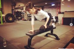 王心凌好身材曝光 结实腹肌鲨鱼线浮出