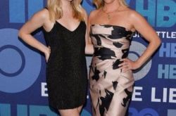 金发尤物瑞茜·威瑟斯彭带女儿出道 酷似双胞胎保养的太好