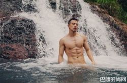 JR纪言恺瀑布戏水人鱼线曝光 高清性感六块肌