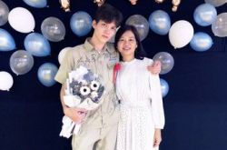 周杰伦徒弟美魔女妈妈曝光 高中毕业爽收两大礼