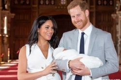 梅根哈利王子儿子正脸照首曝光 浑圆大眼萌度破表