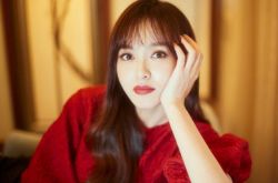 唐嫣遭鸟屎砸中 无奈幸好有帽子