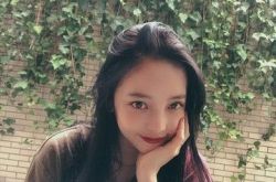 具荷拉神隐21天首露面 恢复活力笑容面粉丝