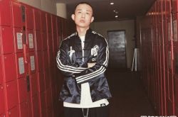 GAI周延换新发型 爆炸卷发老婆一看笑了