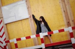 杨幂低胸洋装小露性感 赴米兰出席活动