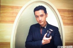 胡歌当伴郎 扮兔女郎套粉色小短裙曝光