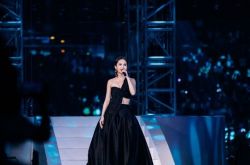 杨丞琳演唱会索吻 嘉宾狂亲3次