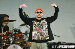 热狗新专辑《废物》 主办废欲清演唱会