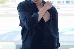 李敏镐退伍首登台 扣子只扣一半太性感