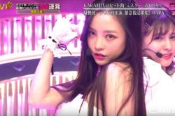 具荷拉裙子掉了 居然没穿胸罩真空