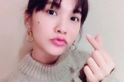 杨丞琳修图过度P成大长腿 爆照墙手全歪了