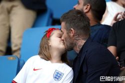 贝克汉姆嘴对嘴亲吻7岁女儿哈珀惹争议