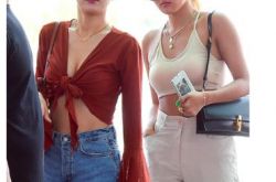 金容仙为什么叫颂乐？机场超辣蝴蝶结遮胸S曲线全露