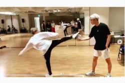 EXO伯贤回旋踢瓶盖挑战 踢到灿烈跪地