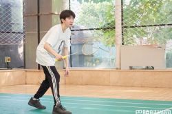 王源抽烟神隐1个半月 终于现身回老家