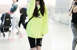 Angelababy机场刻意分开走 外婆带着小海绵