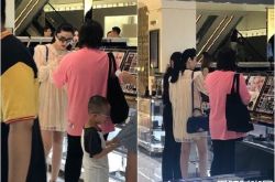 逛街偶遇范冰冰专柜试色 薄纱短裙晒雪嫩大腿