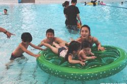 隋棠老公出游自己玩 三孩子丢饭店看护