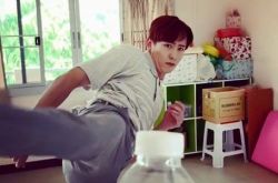 2PM尼坤爆发福 一低头挤出三下巴