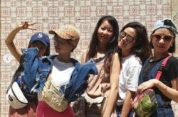 蔡依林和闺蜜出游秀身材 美臀形状全现