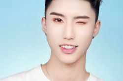 千户长生benny家境 爆家庭背景不简单