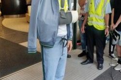 任达华出院了 右手包扎首度现身