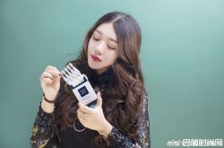 美妆网红二霖霖年龄资料简介 真容曝光差很大呀