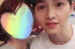 离婚后宋仲基近照曝光 与美女合照戴绿帽