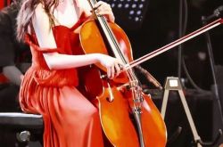 欧阳娜娜肩带滑落险走光 网友大赞有野心