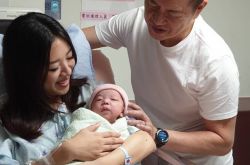 刘伊心产女画面曝光 刘伊心一回头老公落泪