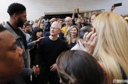 NBA球星戴维斯现身苹果发表会 库克近距离交流