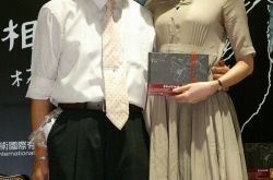 志玲爸爸快闪时尚场 被问抱孙进度孕事婚宴有问必答