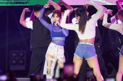 蔡依林开演唱会 破洞裤子很吸睛