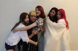 f(X)5人韩国合体 Krystal灵堂前发疯痛哭