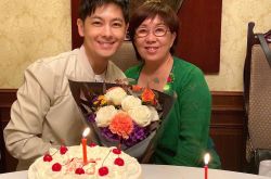 林志颖年过半百仍童颜 同框69岁妈妈庆生有遗传