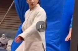 吴奇隆现身片场照片 胖一圈发福了