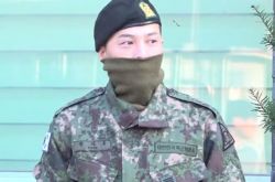 GD退伍了 3千粉丝挤爆军营迎接王者回归