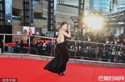 热依扎礼服篓空辣露美背 热依扎又胖了吗