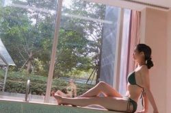 周晓涵今年首穿泳装 三角泳裤解放蜜桃臀