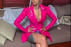 卡蒂B素颜照曝光 卸下夸张假睫毛不认识了