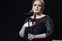 阿黛尔6个月激瘦16公斤 撞脸爱莉安娜