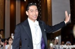 林志玲披白纱进场 老公AKIRA眼眶全湿