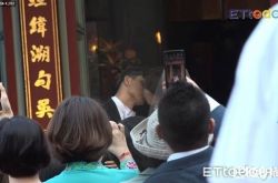 林志玲AKIRA婚礼之吻亲2次